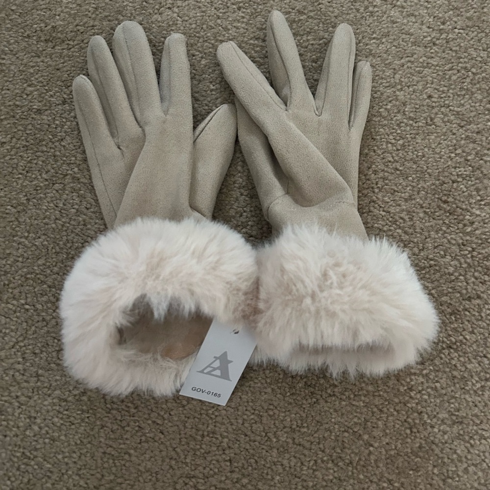 Elegant Beige Gloves with Faux Fur Trim